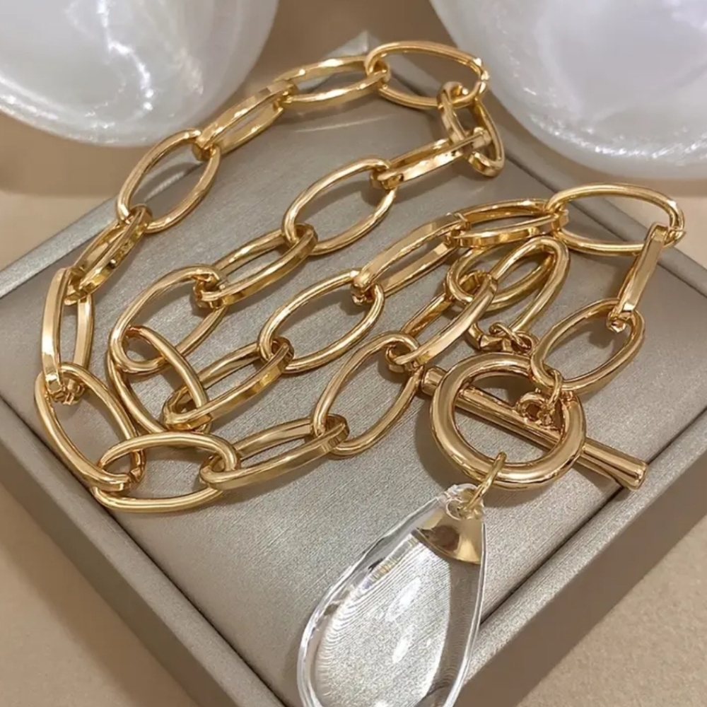 Elegant Gold Chain Necklace with Teardrop Pendant